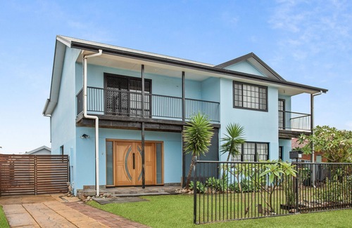 Windang House | Coastal Blue - Huge family home