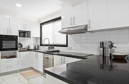 Windang House | Coastal Blue is a large 5 bedroom holiday home on the NSW South Coast located in Windang.