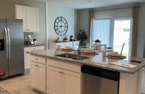 Glencoe House | Coastal Breeze 4 Bedroom 2 Car Garage Community Pool