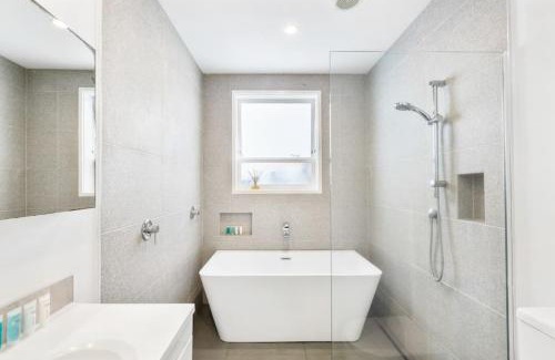 Castor Bay House | Coastal Calm is near to the Beach with BBQ