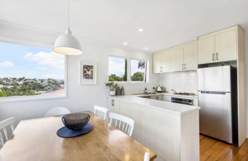 Castor Bay House | Coastal Calm is near to the Beach with BBQ