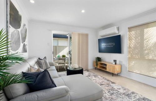Surfers Paradise House | Coastal Central 3BR - Spa, Surfers Paradise, AC