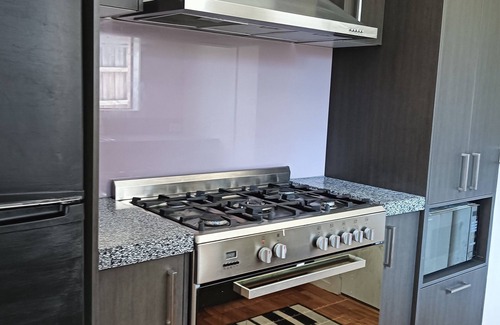 Melbourne House | Coastal charm, spacious townhouse Ideal for families or groups of up to 8