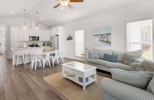 El Centro Beach House | Coastal Chic Home for 9 + Pool & Free Attraction Tickets!