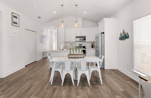 El Centro Beach House | Coastal Chic Home for 9 + Pool & Free Attraction Tickets!