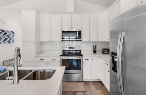 El Centro Beach House | Coastal Chic Home for 9 + Pool & Free Attraction Tickets!