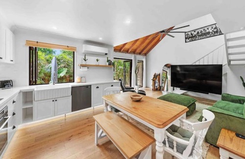Burleigh Waters House | Coastal Comfort in Burleigh Heads Parking and WIFI
