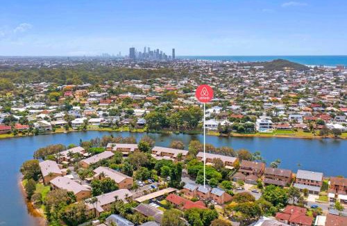 Burleigh Waters House | Coastal Comfort in Burleigh Heads Parking and WIFI