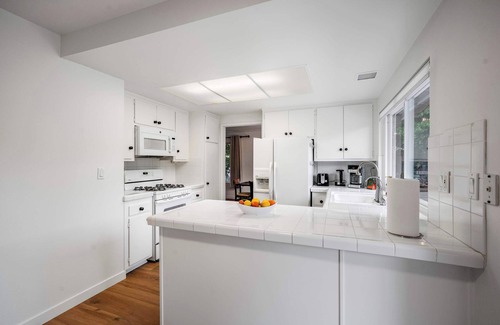 Hidden Valley House | Coastal Comfort w/Pool,Pet Friendly,30+ Day Stays