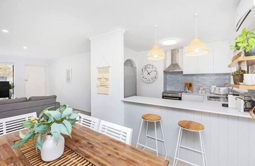 Scarborough Villa | Coastal convenience - 2 min walk to shops & cafes