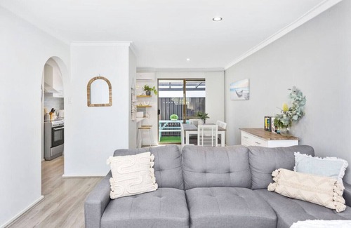 Scarborough Villa | Coastal convenience - 2 min walk to shops & cafes