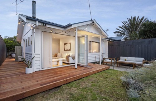 Capel Sound House | Coastal Cottage - 200m to Beach & Pet Friendly
