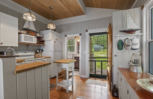 Yarmouth House | Coastal Cottage on Cousins Island: Oceanfront Getaway