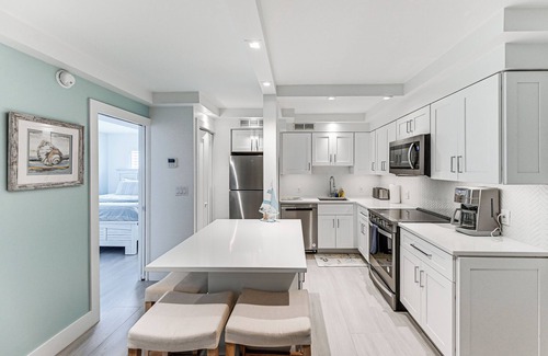 Old Naples Condo | Coastal Downtown Naples Condo - Walk to the Beach!