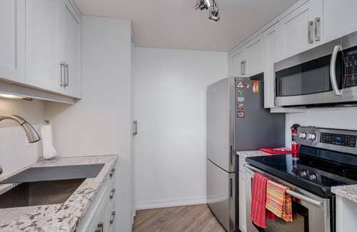 Downtown Victoria Apartment | Coastal Duet – Breathtaking Views with Work Desk by Victoria Prime!