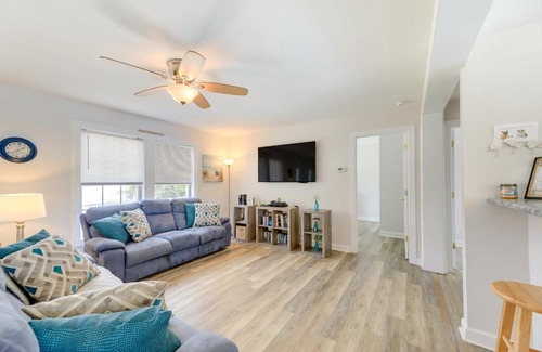 Emerald Isle House | Coastal Emerald Isle Retreat with Deck and Grill!