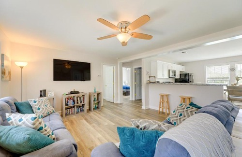 Emerald Isle House | Coastal Emerald Isle Retreat with Deck and Grill!
