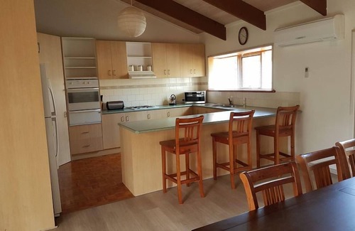 Ocean Grove House | Coastal Escape 400m to Beach,Café & Pub | Pet-Friendly | Spa & Netflix