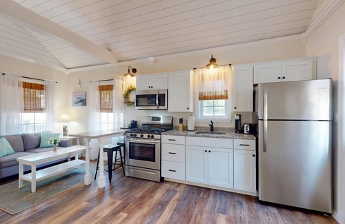 Lower Township Cottage | Coastal Estate – Private Cottage with King Bed & Pool Access