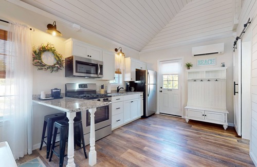 Lower Township Cottage | Coastal Estate – Private Cottage with King Bed & Pool Access