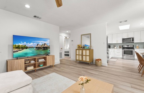 The Meadows Apartment | Coastal Hideaway: 2/1 guest house close to UTC!