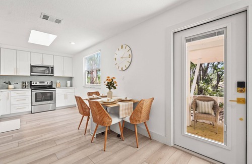 The Meadows Apartment | Coastal Hideaway: 2/1 guest house close to UTC!