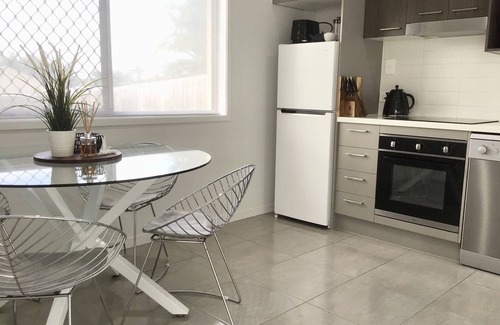 Margate Villa | Coastal Holiday Min from Waterfront Beach Shops Redcliffe Market OFF STREET PARK