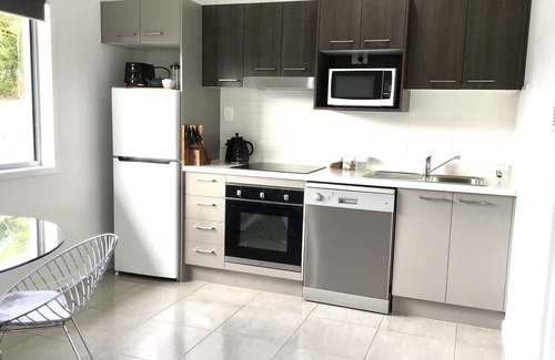 Margate Villa | Coastal Holiday Min from Waterfront Beach Shops Redcliffe Market OFF STREET PARK