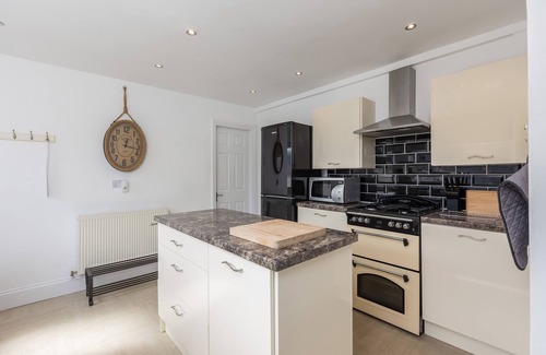 Hinderwell Cottage | Coastal Retreat with Seaview's - Ammonite Cottage (DOG FREE)