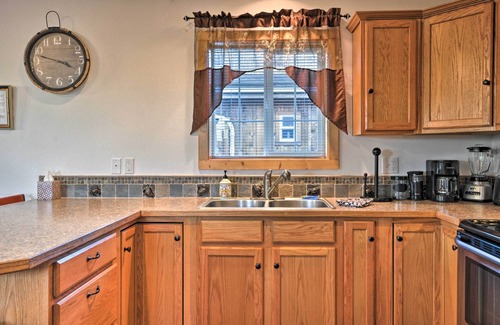 Long Beach Apartment | Coastal Retreat in Long Beach: Walk to Attractions