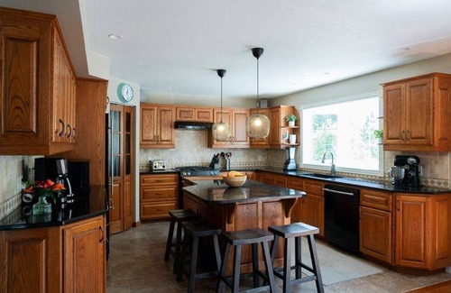 Southampton House | Coastal Vibe Cottage, sleeps 10, 9 beds, 7-minute walk to beach & town