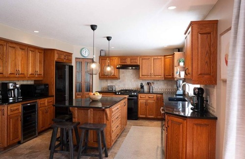 Southampton House | Coastal Vibe Cottage, sleeps 10, 9 beds, 7-minute walk to beach & town