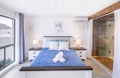 Runaway Bay House | Coastal Vibe Waterfront Villa Close to Surfers