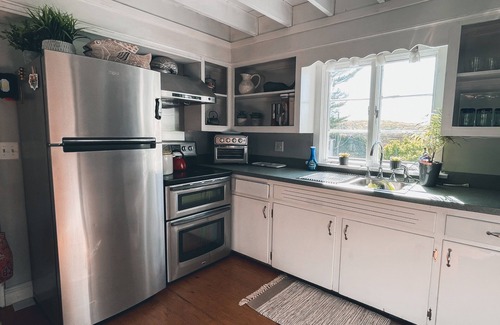 Stonington House | Coastal Vibes 3BR in Mystic w/Private Backyard, Outdoor Shower & Firepit