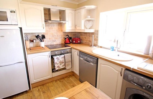 Crynant House | Coastal View - One Bedroom House, Sleeps 2