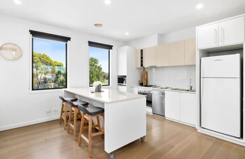 Torquay House | Coastal Villa with pool, close to golf and beach