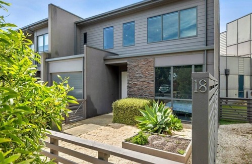 Torquay House | Coastal Villa with pool, close to golf and beach