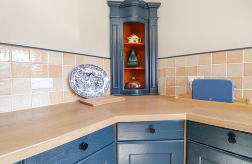 Rye Harbour House | COASTGUARD COTTAGE, pet friendly, with a garden in Rye Harbour