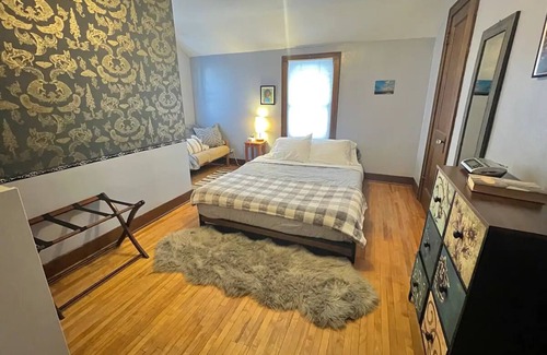 Viroqua Cottage | Cobalt Cottage: eclectic cozy home, right downtown