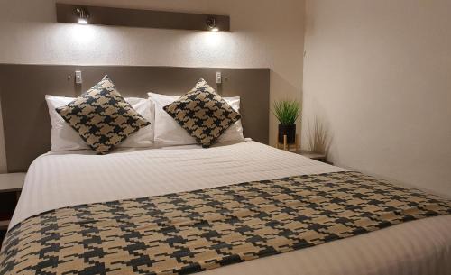 Hay Hotel | Cobb Inlander Motel