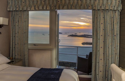Cobo Hotel | Cobo Bay Hotel