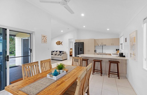 Fraser Coast Cottage | Cockatoo Cottage- Newly Built House with communal pool in Eurong