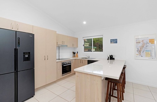 Fraser Coast Cottage | Cockatoo Cottage- Newly Built House with communal pool in Eurong