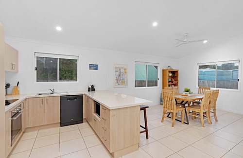 Fraser Coast Cottage | Cockatoo Cottage- Newly Built House with communal pool in Eurong