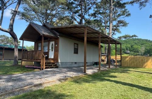 Groveoak House | Coco Chateau ViP Cabin Lake Guntersville Pet Friendly Fully Fenced Boat Parking Private