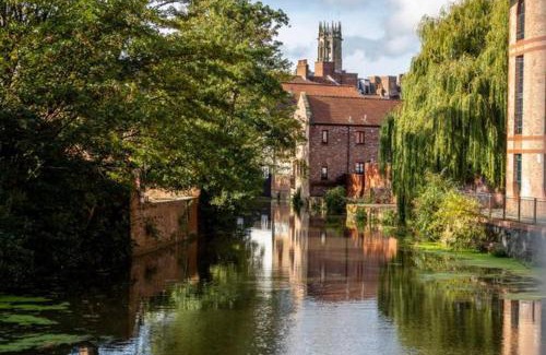 York Apartment | Cocoa Isabella - River fronted with secure parking
