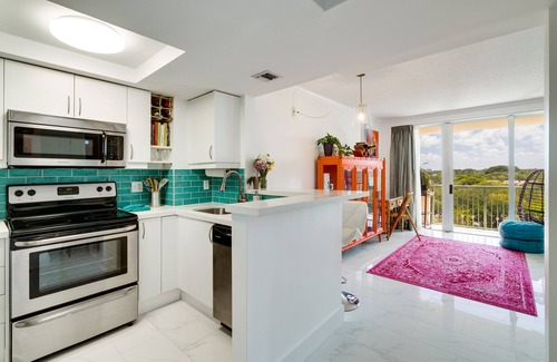 Coconut Grove Apartment | Coconut Grove Retreat, bayviews, 1 park incl, wkspace, Smart TV, Pool/hottub"