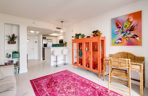 Coconut Grove Apartment | Coconut Grove Retreat, bayviews, 1 park incl, wkspace, Smart TV, Pool/hottub"