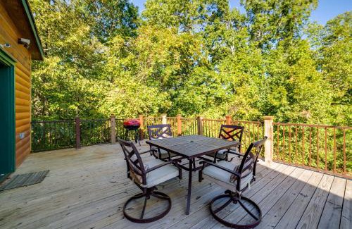 Coffeeville House | Coffeeville Cabin with Deck about 7 Mi to Grenada Lk