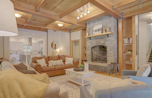 Government Camp Cabin | Coho Lodge-Family Home*Hot Tub*Deck*BBQ*Fire Pit*Pet Friendly!